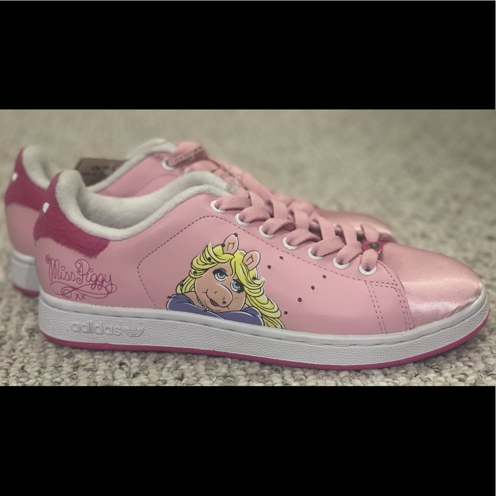 Adidas Adicolor Miss Piggy sneakers! Size 8, NWT, pristine satiny pink! …